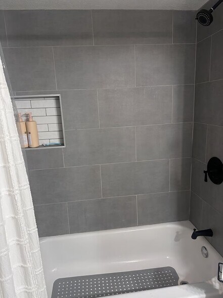 Building Photo - 1305 E Grandview