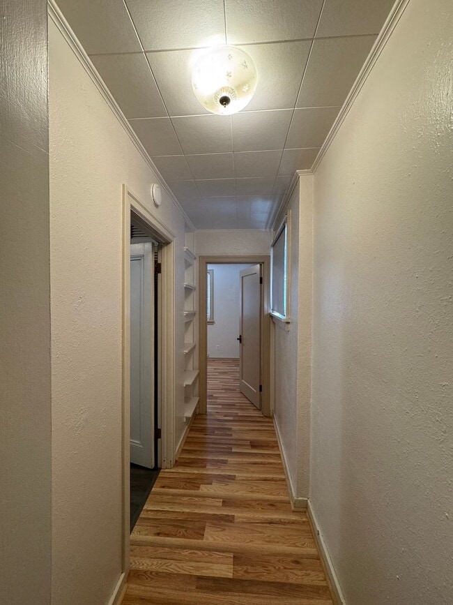 Building Photo - Cozy 2-Bed with Spacious Living, Parking, Pets OK!