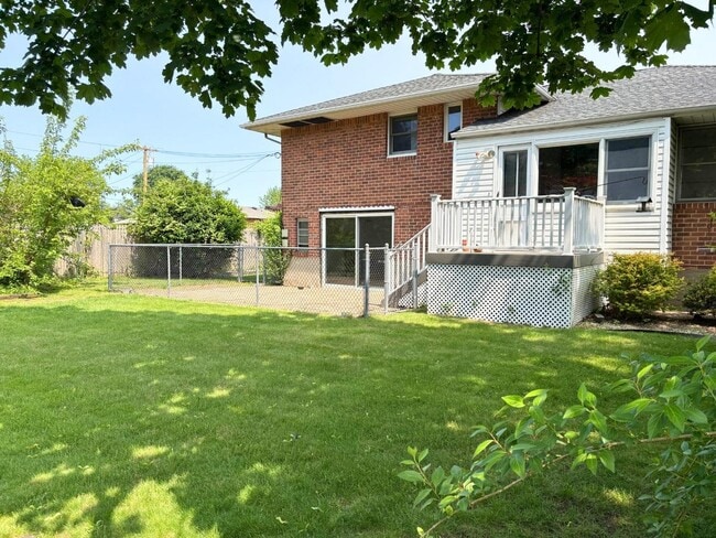 Building Photo - 310 S Oyster Bay Rd