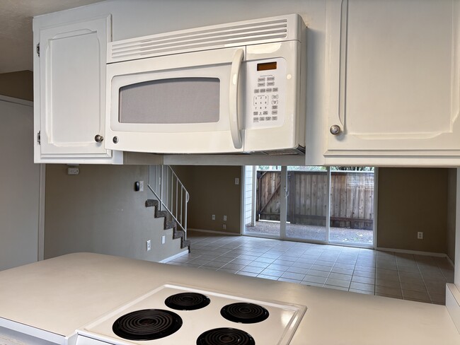 Building Photo - 3154 Country Club Dr