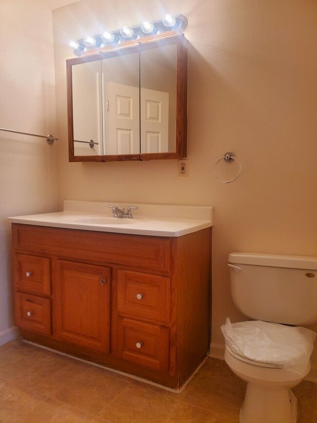 Building Photo - 2 bdrm, 1 bath house $1895 rent,