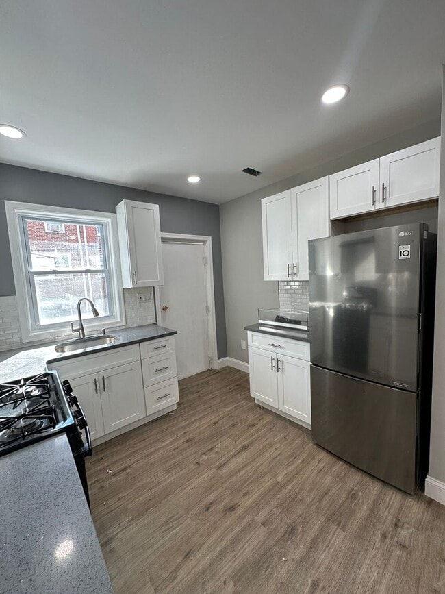Building Photo - Newly Renovated 3 Bed/1 Bath Row Home