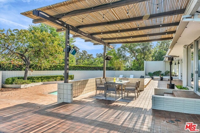 Building Photo - 802 N Crescent Dr