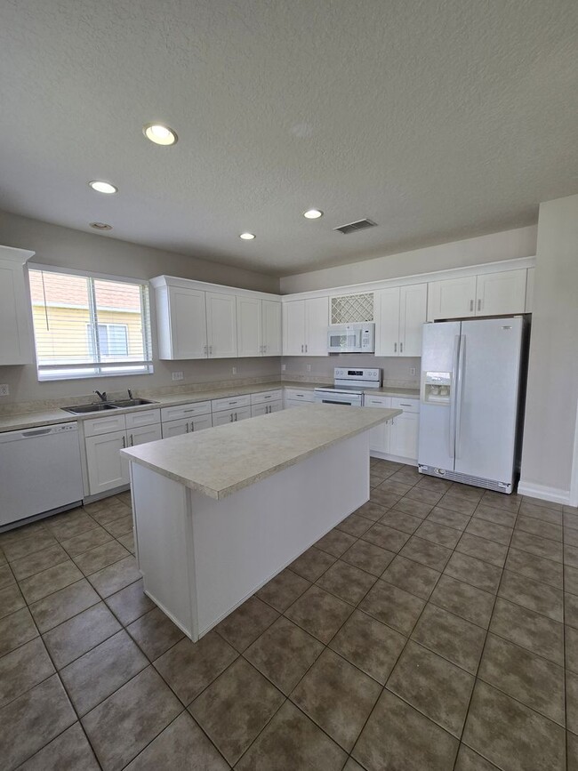 Building Photo - Beautiful 3BD / 2BA Home in Gated Communit...