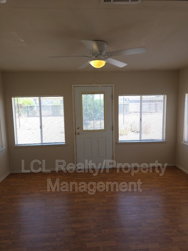 Building Photo - 26340 Harrisburg Dr