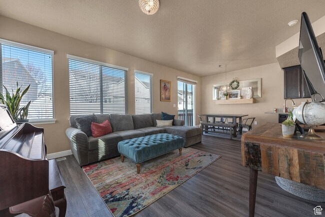 Building Photo - 3234 W Desert Lily Dr