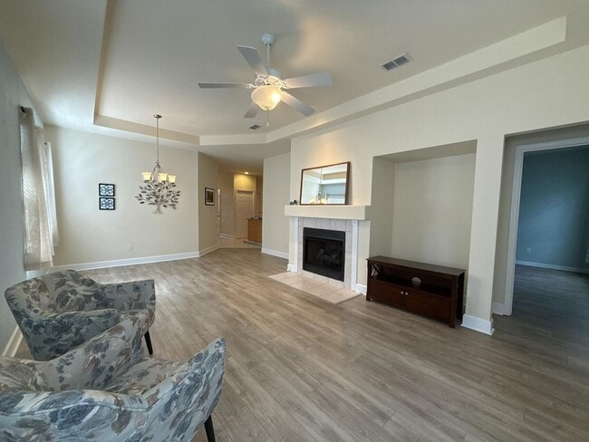 Building Photo - Beautiful 3 bedroom town home with wood fl...