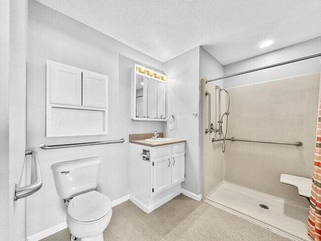 Building Photo - Beautiful 2BR 2BA Home w/ Sunroom • Full Kitchen Suite • Attached Garage in Columbus