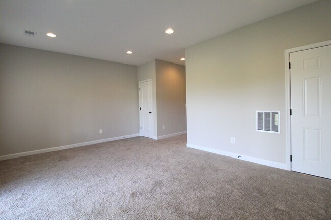 Building Photo - 3 bedroom town home with a finished basement and garage located in popular Preston Lakes