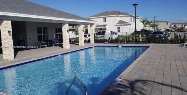 Building Photo - 784 SE 19th St