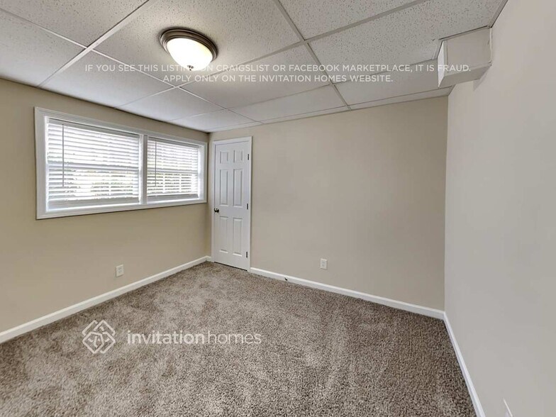 Building Photo - 395 N Hickory Ln