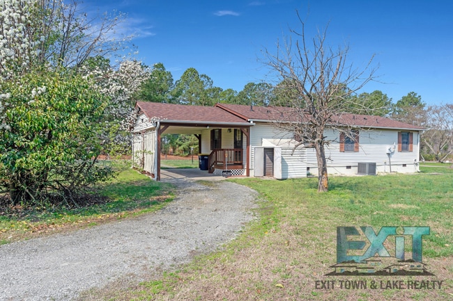 Building Photo - 3 Bedroom/2 Bathroom Home