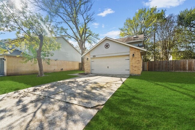 Building Photo - 16723 Quiet Trail Dr