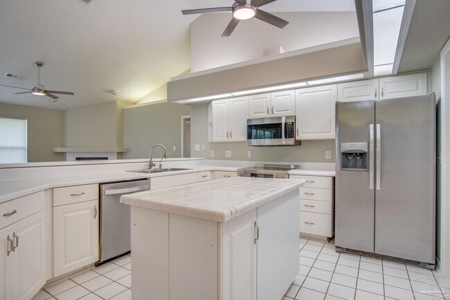 Building Photo - 2042 Hamilton Crossing Dr