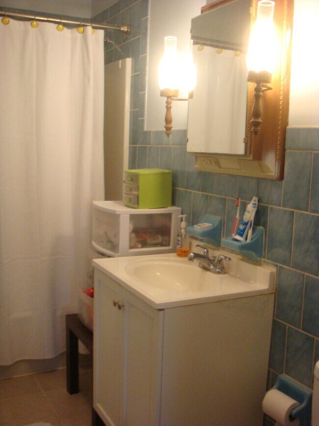 Building Photo - Large 2 Bedroom Plus an Office in Brooklin...