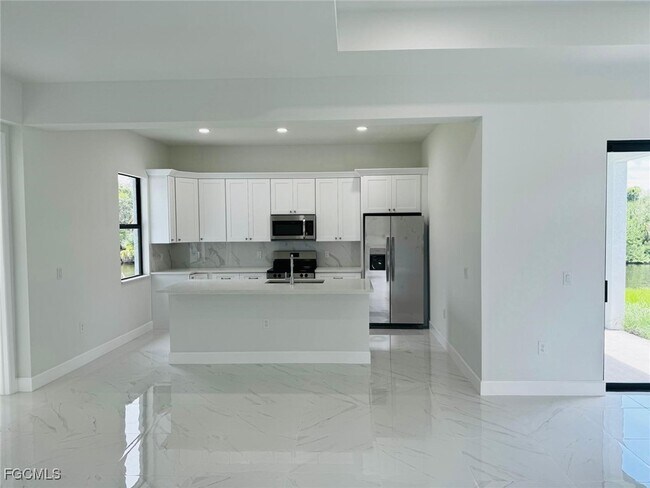 Building Photo - 1005 SW 11th Ct