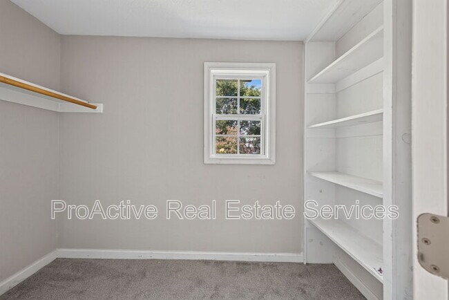 Building Photo - 1065 Lindenwood Ave