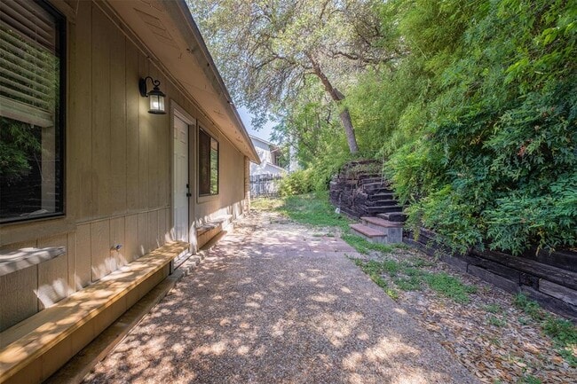 Building Photo - 6811 Thorncliffe Dr