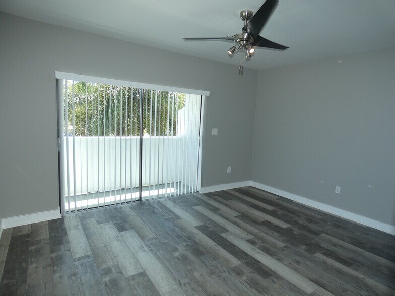 Building Photo - 14212 NE 4th Ave