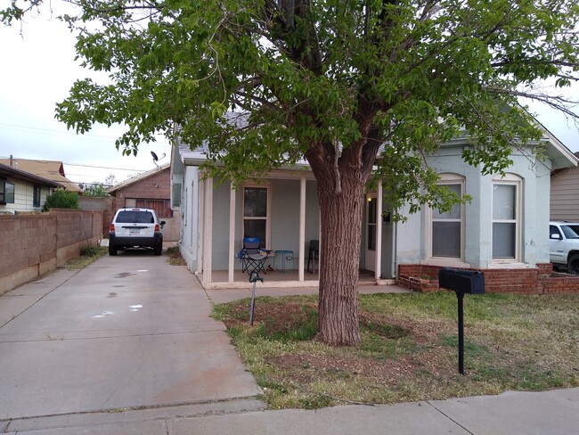 Building Photo - 416 N Kinsley Ave