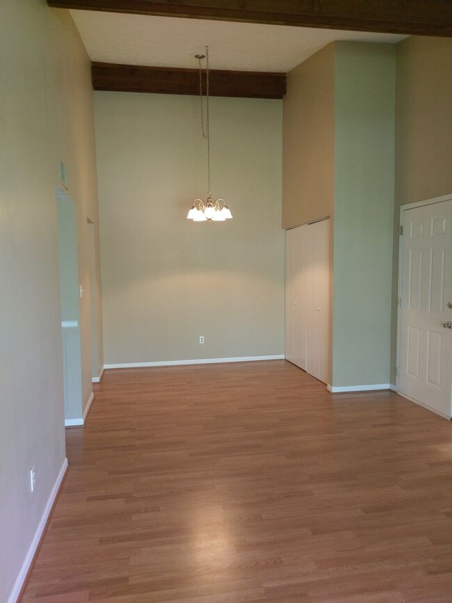 Building Photo - Lovely Condo in Winchester! Off-Street Par...