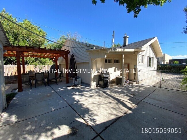 Building Photo - 777 E Redondo Ave