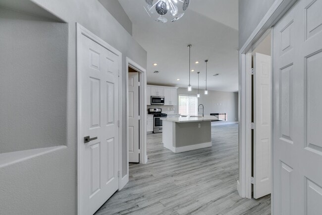 Building Photo - Completely upgraded 3 bedroom home in Macd...