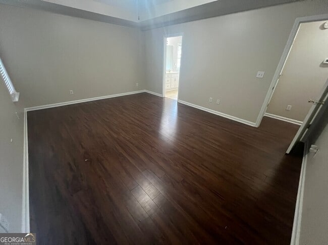 Building Photo - 5175 Victoria Park Dr