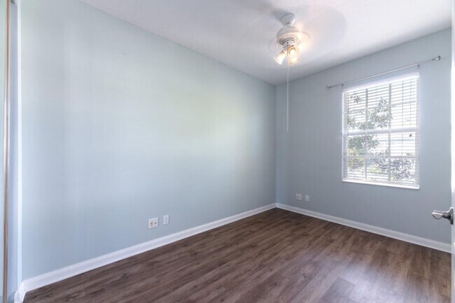 Building Photo - 340 Jacaranda Dr