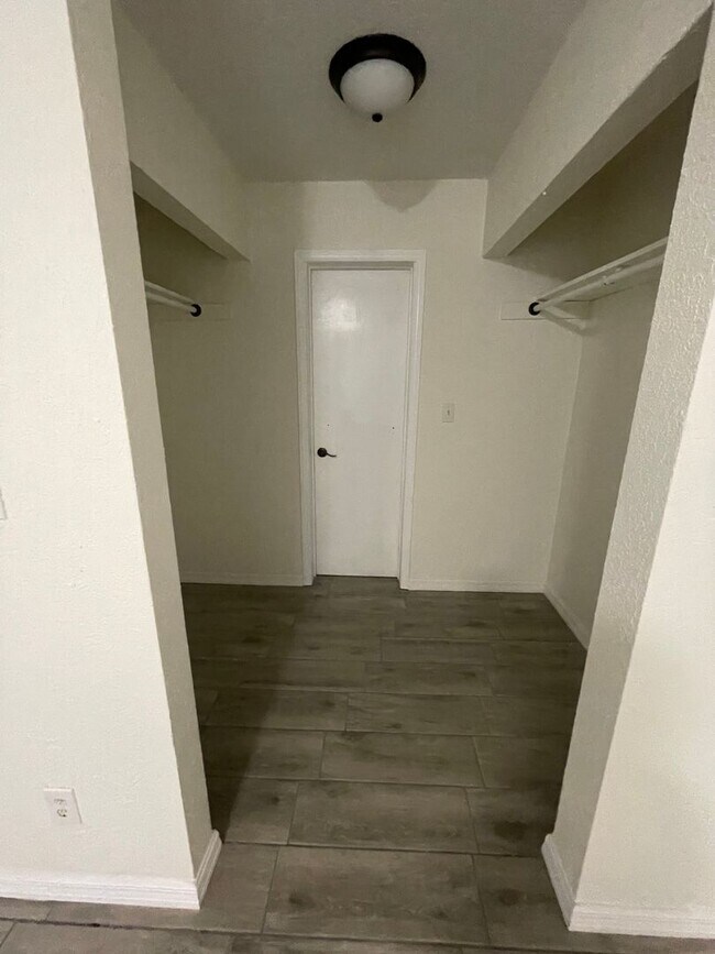 Building Photo - Remodeled 2 Bed 1 Bath Home | Washer/Dryer...