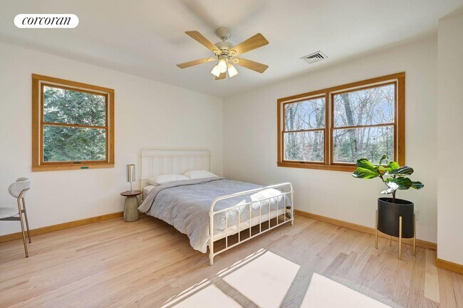 Building Photo - 563 Montauk Hwy