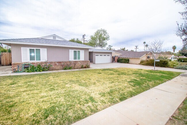 Building Photo - Expansive Four-Bedroom In Highly Desirable City Of Redlands!