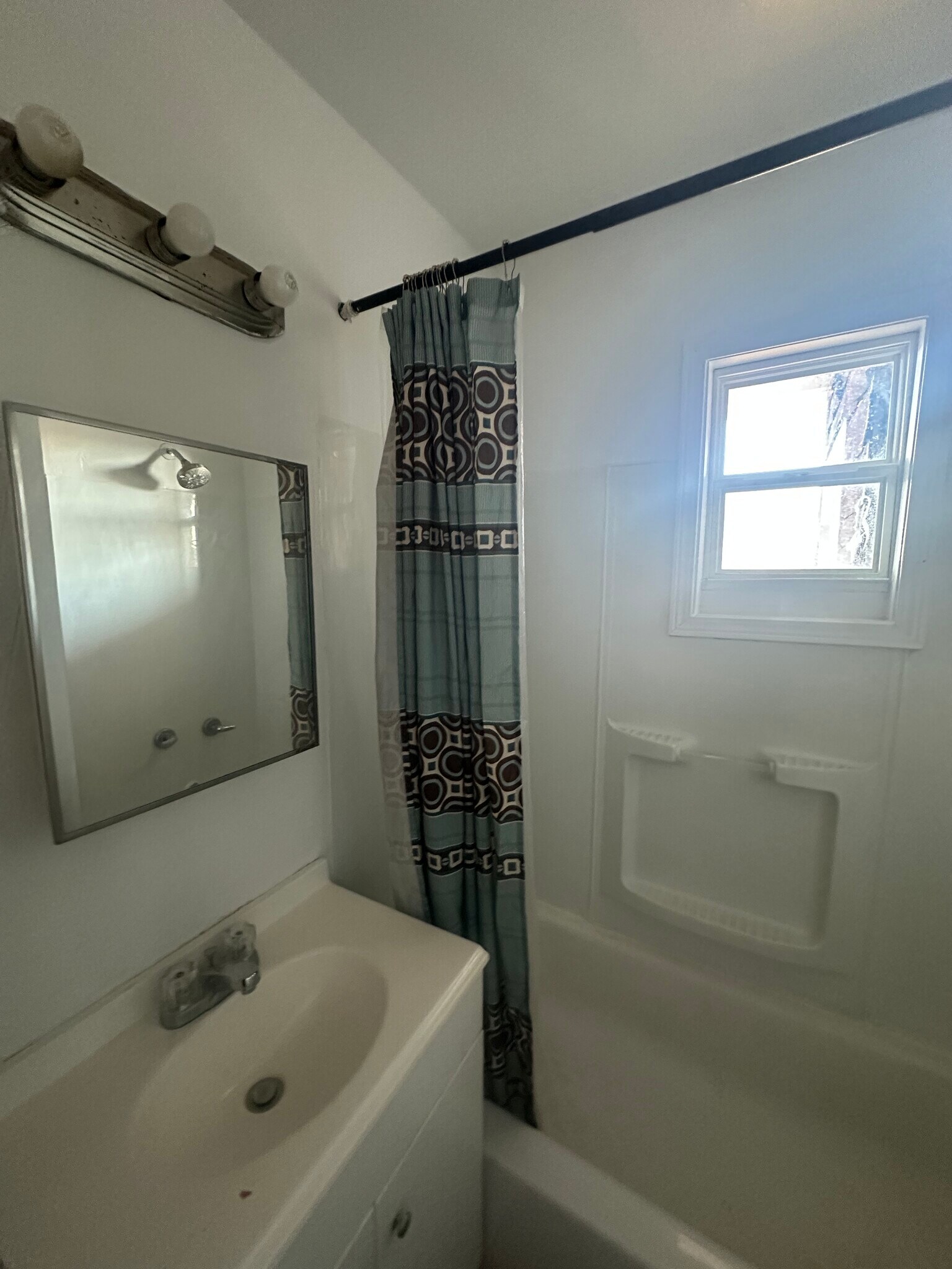 Building Photo - 636 Ridge Ave