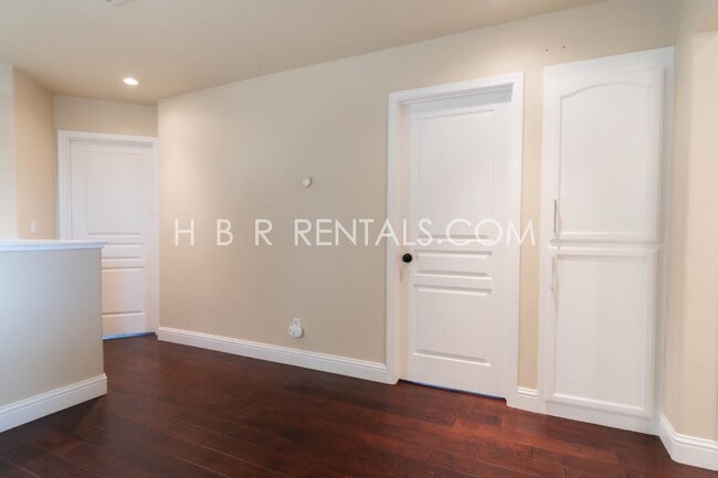 Building Photo - 422 Meyenberg Ave