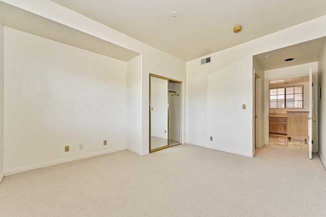 Building Photo - 5319 Lindley Ave
