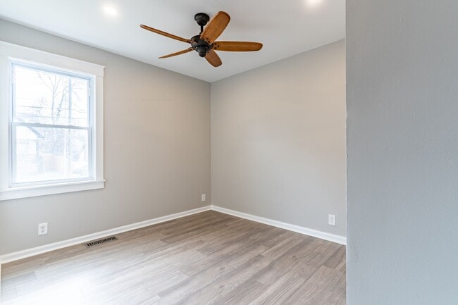 Building Photo - Renovated 3 bed/2 bath just minutes from Downtown!!