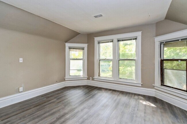 Building Photo - 800 Kimball