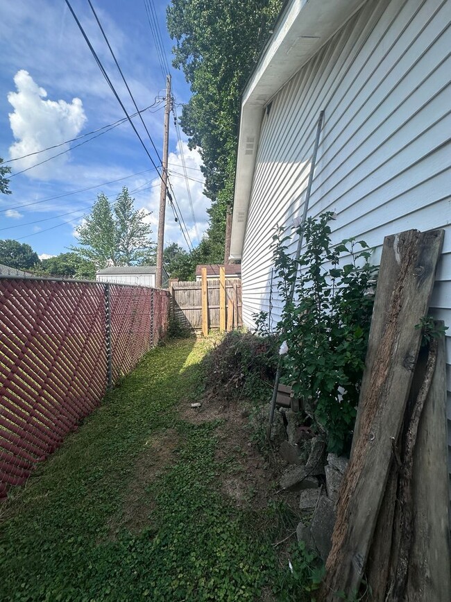 Building Photo - Hikes Point 3+ bedroom home with finished basement and garage
