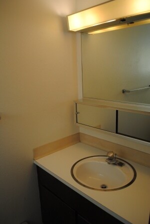 Building Photo - Pet-friendly 2 bedroom apartment with a/c,...