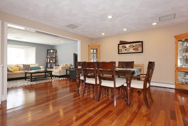 Building Photo - 39 Locust St