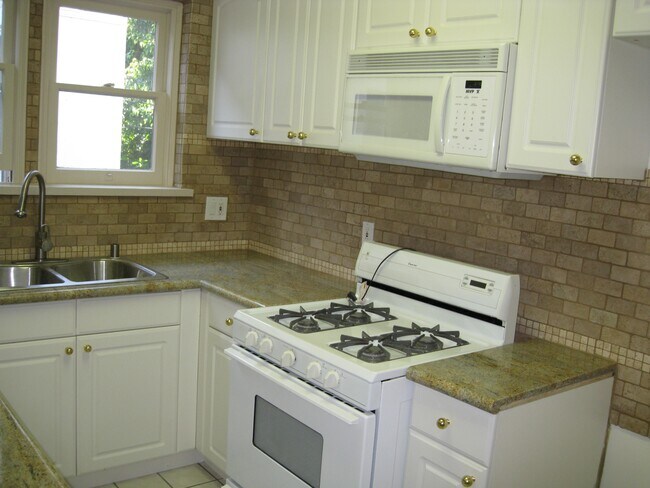 Building Photo - 9945 Robbins Dr