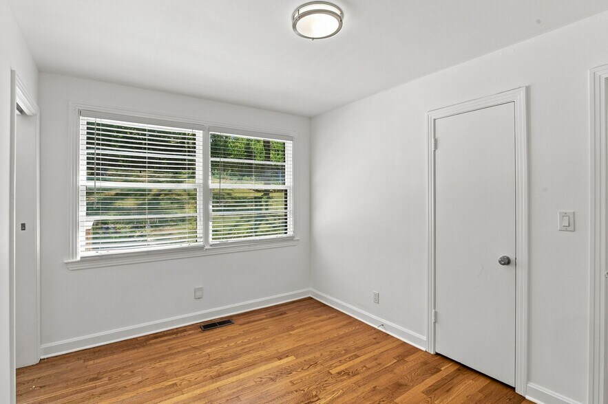 Building Photo - 5713 Vine Ridge Dr