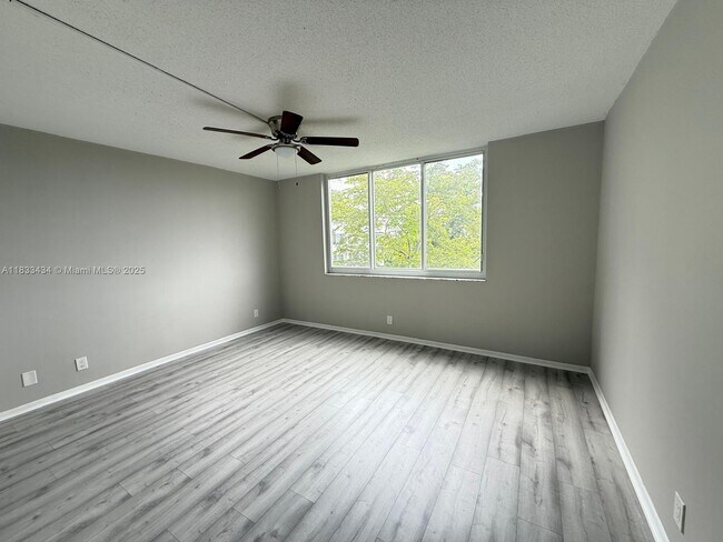Building Photo - 4200 Hillcrest Dr