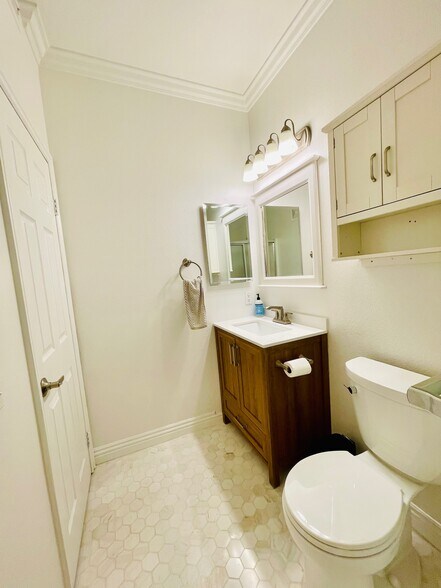 Building Photo - 40 Mesquite