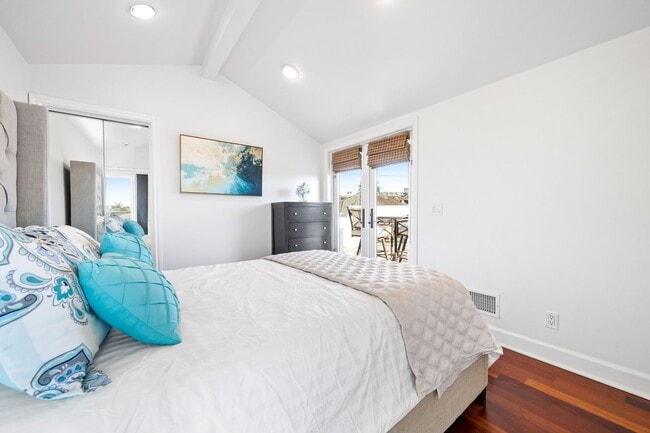 Building Photo - Light-Filled Furnished Townhouse with Rooftop Deck in Corona del Mar