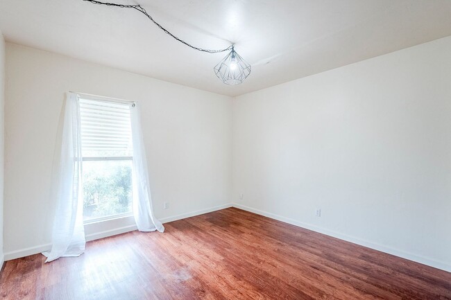 Building Photo - 3 Bed 2.5 Bath Pet-Friendly Retreat by The...