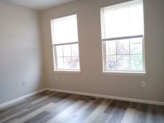 Building Photo - Beautifull Spacious 2 Bedroom 2 Bath Townh...