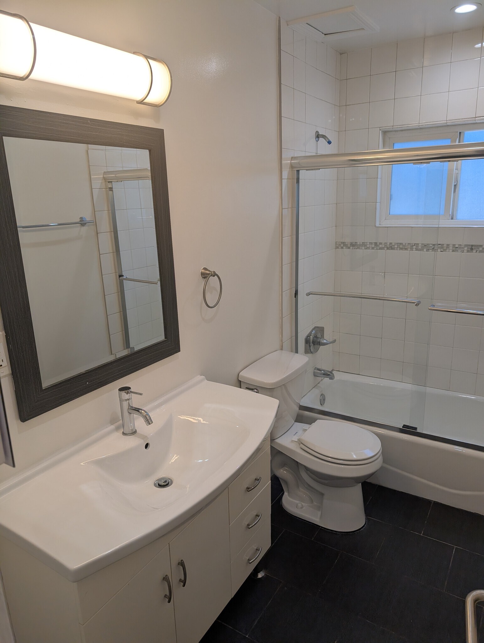 Building Photo - 7068 Lanewood Ave