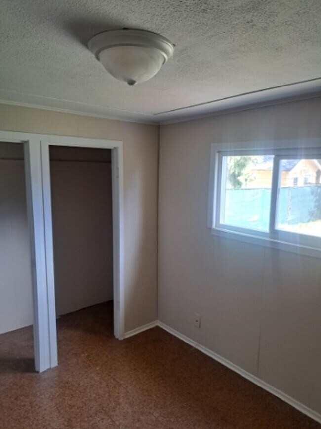 Building Photo - Dishman Hills 4 Bedroom 1 1/2 Bath Rancher