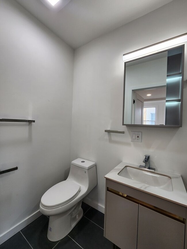 Building Photo - Beautiful 2 bedroom newly renovated unit available